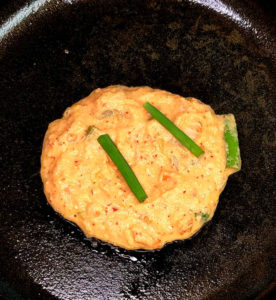 How to spread mung bean pancake batter on the pan